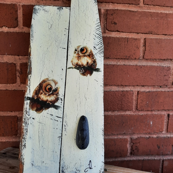 Hand Crafted Other - Wood plank with two cute owls and a iron hook, Handmade with offwhite colors